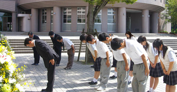 式典終了後、「忘師忘友の碑」へ献花,拝礼する時任校長と生徒会